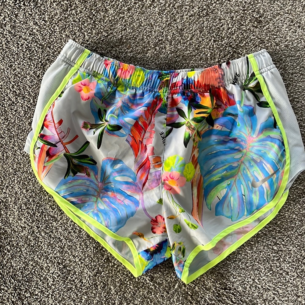 NIKE DRY FIT SIZE M RUNNING SHORTS